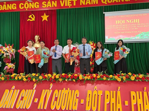 XÃ TÂY SƠN TỔ CHỨC HỘI NGHỊ CÔNG BỐ CÁC QUYẾT ĐỊNH VỀ CÔNG TÁC CÁN BỘ